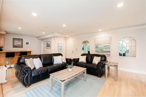 1 block to beach, Private Hot Tub, Fire Pit and BBQ 1 block to beach, Private Hot Tub, Fire Pit and BBQ