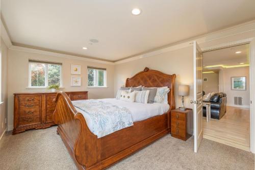 1 block to beach, Private Hot Tub, Fire Pit and BBQ 1 block to beach, Private Hot Tub, Fire Pit and BBQ