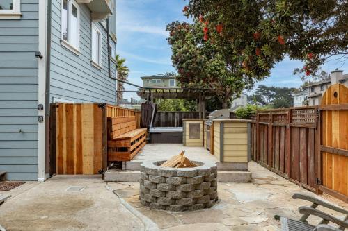 1 block to beach, Private Hot Tub, Fire Pit and BBQ 1 block to beach, Private Hot Tub, Fire Pit and BBQ