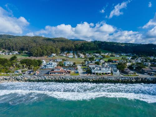 1 block to beach, Private Hot Tub, Fire Pit and BBQ 1 block to beach, Private Hot Tub, Fire Pit and BBQ