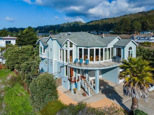 1 block to beach, Private Hot Tub, Fire Pit and BBQ 1 block to beach, Private Hot Tub, Fire Pit and BBQ