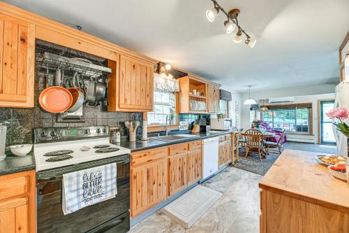 Cottage on Lamoka Lake with Deck, Grill and 3 Kayaks, Hammondsport (zdjęcie 8)