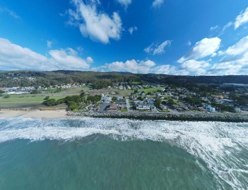 1 block to beach, Private Hot Tub, Fire Pit and BBQ 1 block to beach, Private Hot Tub, Fire Pit and BBQ