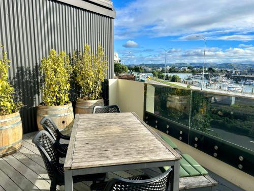 ระเบียง/ชานเรือน, SEAduction Luxury Apartment in อฮูริรี