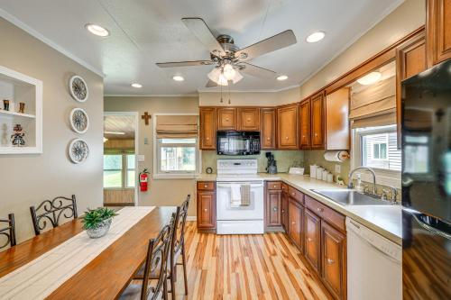 Tonawanda Home with Gas Grill Near Niagara Falls! in Tonawanda, USA