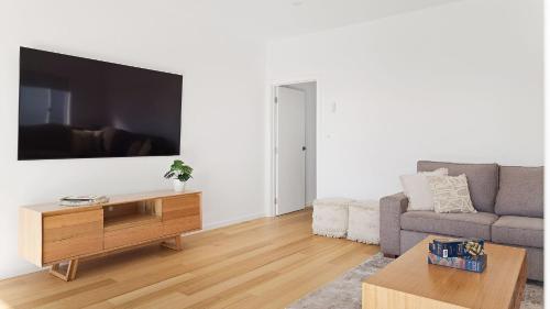 Hideaway 1, 3 Lillian St - stunning water views