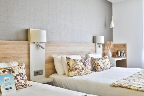 1 queen bed, 1 twin bed