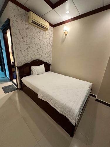 Single Room with Private Bathroom image 2