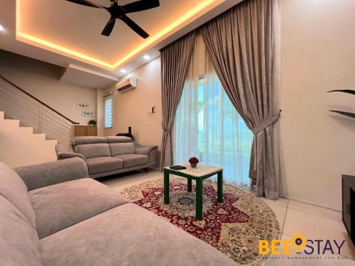 Puchong Two Storey Landed House Lake View 10PAX