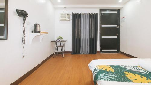 Standard Double Room image 10