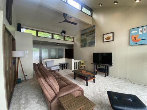 Pacific NW Mid-Century Modern Waterfront Gem Located on Raft Island home - image 40