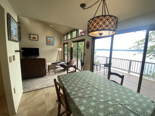 Pacific NW Mid-Century Modern Waterfront Gem Located on Raft Island home - image 33