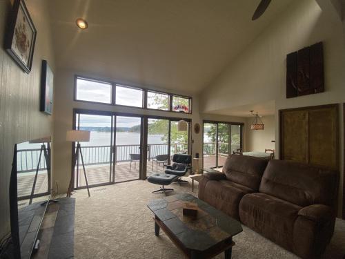 Pacific NW Mid-Century Modern Waterfront Gem Located on Raft Island home - image 29