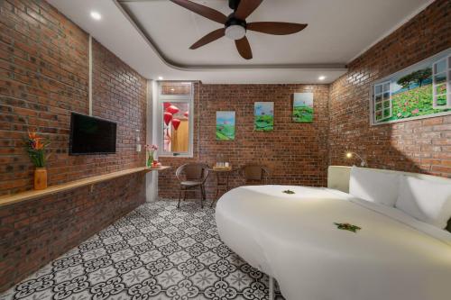 Superior King Room image 7