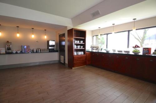 مطبخ, Country Inn & Suites by Radisson, Sandusky South, OH in ميلان