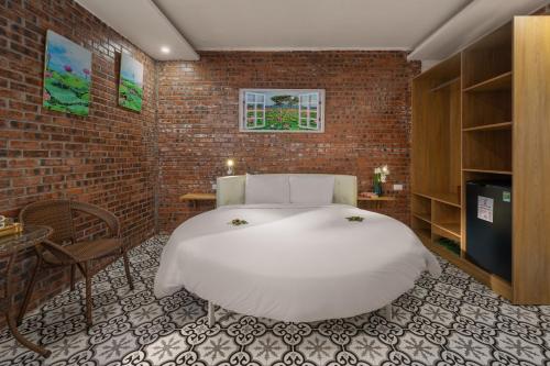 Superior King Room image 6