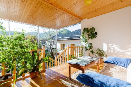 Nazy's Guest House in Jokolo