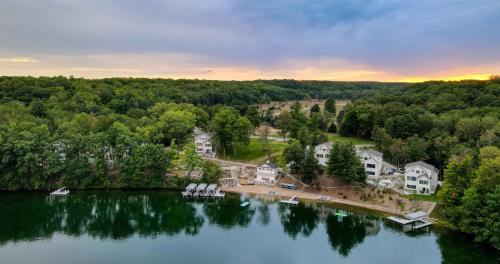 Side-by-Side Serenity Lakefront Homes w Hot tub in Kingsley, USA