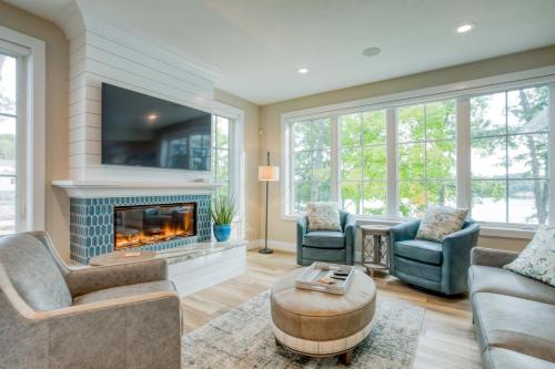 Side-by-Side Serenity Lakefront Homes w Hot tub in Kingsley, USA