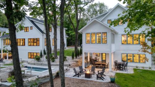Side-by-Side Serenity Lakefront Homes w Hot tub in Kingsley, USA