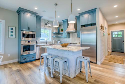 Side-by-Side Serenity Lakefront Homes w Hot tub in Kingsley, USA