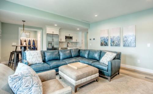 Side-by-Side Serenity Lakefront Homes w Hot tub in Kingsley, USA