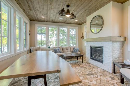 Side-by-Side Serenity Lakefront Homes w Hot tub in Kingsley, USA