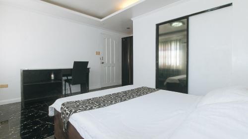 Standard Room image 6