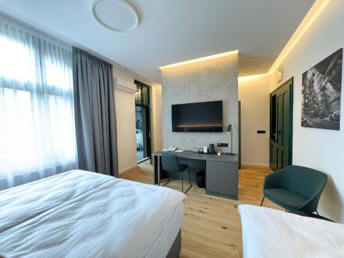 1 king bed, 1 twin bed