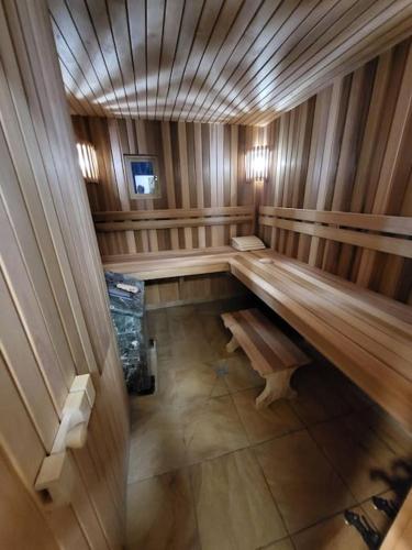 Ramus poilsis miške su kedro pirtimi ir kubilu (Ramus poilsis miske su kedro pirtimi ir kubilu) in 普瓦奇艾