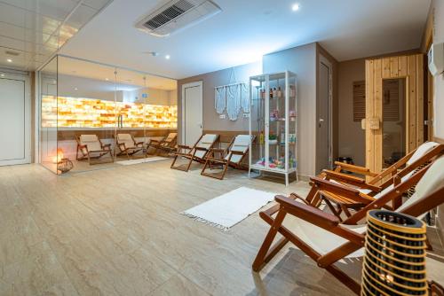 Aphrodite Beach Hotel - image 11