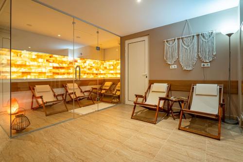 Aphrodite Beach Hotel - image 2