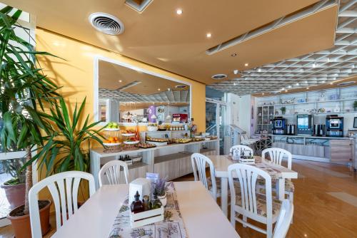 Aphrodite Beach Hotel - image 12