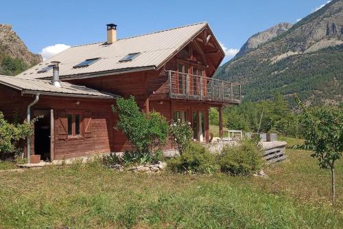 Chalet cadre montagne au pied des Ecrins in Saint-Martin-de-Queyrieres