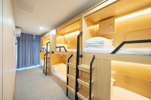Bed in 6-Bed Male Dormitory Room -  Shared Bathroom  room in Denpa Inn - The Bund East Nanjing Road