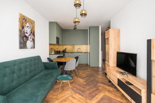Sage Green Luxury Apartment by BookingHost, Warsaw