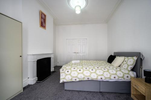 5 Bed House - Sleeps 10 - Garden - Parking - Wifi