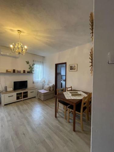 Idylle in der Natur mit Burgblick in Sutomore