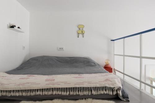 Artists Flat in City Centre - image 5