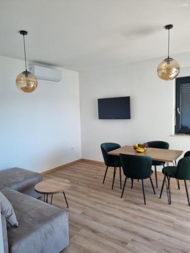 Fasiliteter, LuxVu in Rogoznica