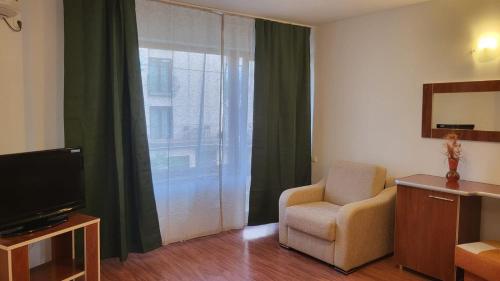 Queen Room with Balcony image 9