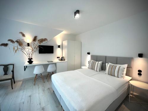 1 double bed, 1 twin bed