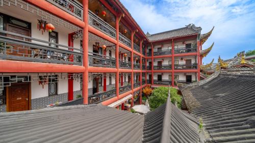 Wenjun Courtyard Hotel ---5 mins walk from Tonghuimen metro station, near Tianfu square, close by culture park and Sichuan opera house, English speaking service, local tours