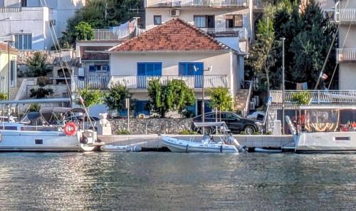 Waterfront Seaview Apartment Maria - Location saisonnière - Marina