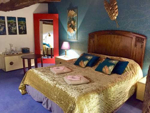 1 queen bed, 1 double bed, 2 twin beds