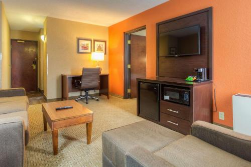 Comfort Inn & Suites Evansville Airport - image 13