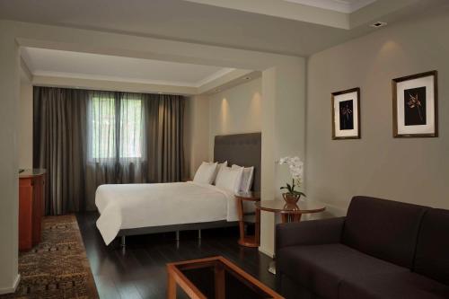 1 king bed, 2 sofa beds
