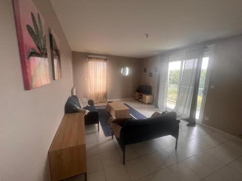 Appartement rénové avec grande terrasse (Appartement renove avec grande terrasse) in เซซง-เซวีเญ