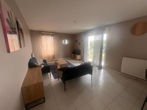 Appartement rénové avec grande terrasse (Appartement renove avec grande terrasse) in เซซง-เซวีเญ