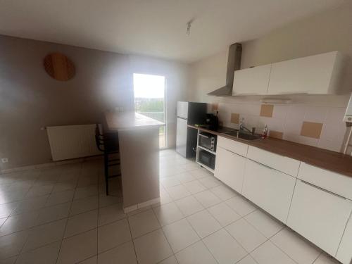 Appartement rénové avec grande terrasse (Appartement renove avec grande terrasse) in เซซง-เซวีเญ